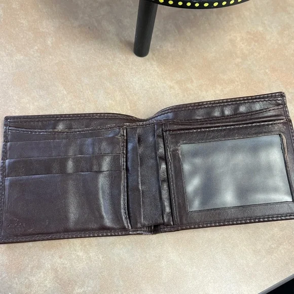 Gucci Signature GG Monogram Bi-fold Wallet - Picture 5 of 9